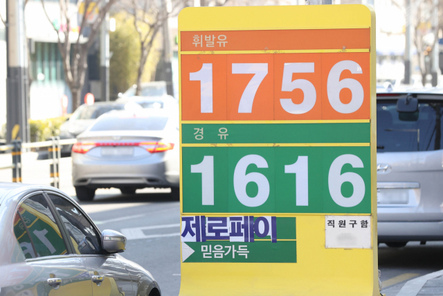 오피넷에 따르면 이달 첫째 주 전국 주유소 휘발유 판매 가격은 지난주보다 15.2원 오른 L당 1천667.6원으로 집계됐다. 전국 최고가 지역인 서울의 휘발유 가격은 전주보다 13.5원 오른 L당 1천738.6원이다. 사진은 6일 서울의 한 주유소 유가정보. 연합뉴스