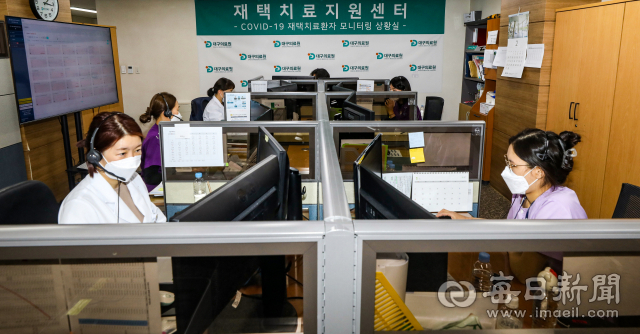 10일 오후 대구의료원 코로나19 재택치료상황실에서 의료진들이 재택치료 환자들을 관리하고 있다. 이날 0시 기준 대구지역 재택치료자는 1만 66명을 기록하면서 첫 1만명 대를 돌파했다. 안성완 기자 asw0727@imaeil.com