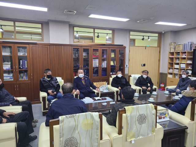 군위군통합신공항추진위원회가 10일 오후 5시40분쯤 김영만 군위군수와 만나 통합신공항 무산을 주장하고 있다. 이현주 기자