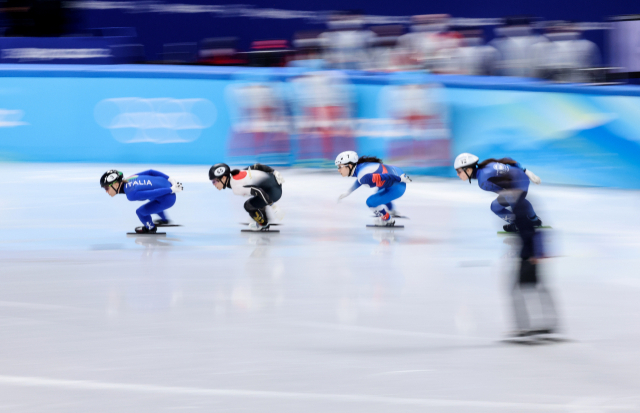 9일 오후 중국 베이징 캐피털 실내 경기장에서 열린 2022 베이징 동계올림픽 쇼트트랙 여자 1000미터 예선 4조에 출전한 이탈리아 아리안나 폰타나와 각국 선수들이 레이스를 펼치고 있다. 연합뉴스