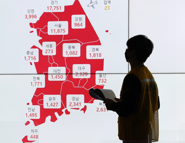 신종 코로나바이러스 감염증(코로나19) 오미크론 변이 대유행 속에 처음으로 하루 신규 확진자 수가 5만명을 넘어선 10일 오후 경기도 성남시청 재난안전상황실 모니터에 확진자 숫자가 표시되고 있다. 중앙방역대책본부는 이날 0시 기준으로 코로나19 확진자가 5만4천122명 늘어 누적 118만5천361명이라고 밝혔다. 연합뉴스