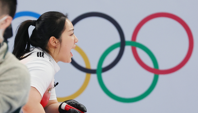 10일 오후 중국 베이징 국립 아쿠아틱 센터에서 열린 베이징동계올림픽 컬링 여자 단체전 한국과 캐나다의 경기에서 한국 김경애가 김선영, 김초희를 향해 스위핑을 지시하고 있다. 연합뉴스