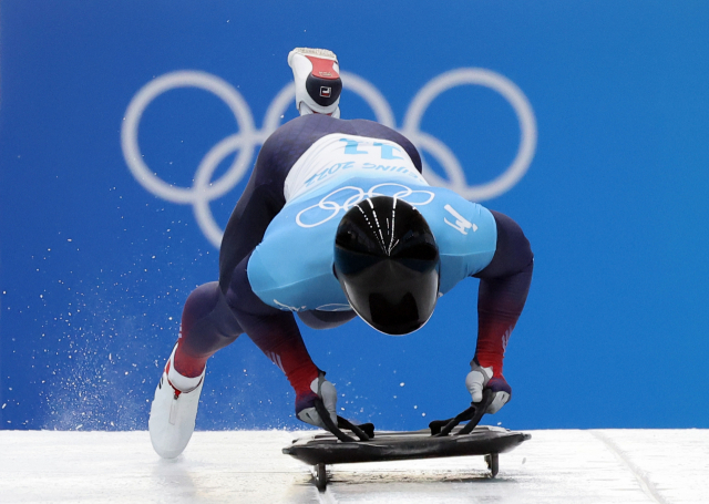 윤성빈이 10일 중국 베이징 옌칭의 국립 슬라이딩 센터에서 열린 2022 베이징동계올림픽 남자 스켈레톤 2차 시기에서 힘차게 출발하고 있다. 연합뉴스