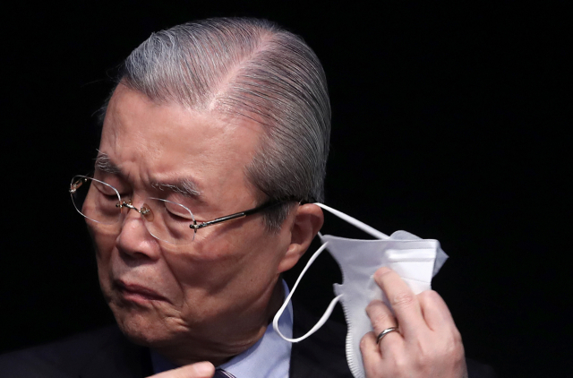 김종인 전 국민의힘 총괄선대위원장이 10일 오후 서울 마포구 다리소극장에서 열린 자신의 저서 