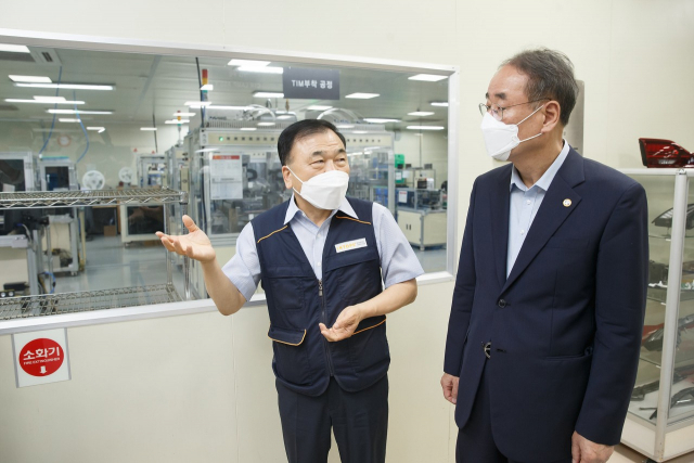 장세용(오른쪽) 구미시장이 구미국가산업단지 내 자가검사키트 제조업체 인탑스㈜에서 정사진 대표이사와 함께 생산 공정을 둘러보고 있다. 구미시 제공
