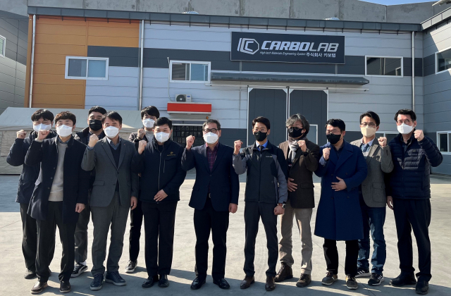 하대성 경북도 경제부지사, 금오공대 신소재연구소 관계자들이 11일 ㈜카보랩을 찾아 인조흑연 국산화 기술 개발 현황을 확인하고 기념촬영하고 있다. 금오공대 제공