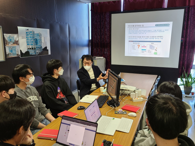 구미 신평동 경북산학융합본부 내 경북중소기업훈련지원센터에서 중소기업 근로자들이 SW특화훈련을 하고 있다. 경북산학융합본부 제공