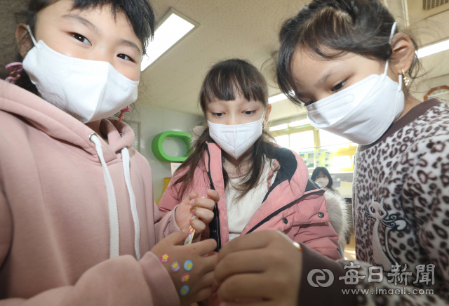지난 달 11일 오전 대구 달성군 논공초등학교 1학년 2반 학생들이 수업 활동에 참여하고 있다. 이 학급의 학생 14명 중 7명은 우즈베키스탄, 카자흐스탄, 러시아, 베트남 등 외국인으로 구성돼 있다. 안성완 기자 asw0727@imaeil.com