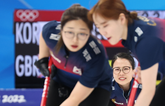 11일 오후 중국 베이징 국립 아쿠아틱 센터에서 열린 2022 베이징 동계올림픽 컬링 여자 단체전 한국과 영국의 경기에서 3앤드 한국 김은정 스킵이 투구한 뒤 리드 김선영(왼쪽)과 세컨드 김초희가 스위핑을 준비하고 있다. 연합뉴스