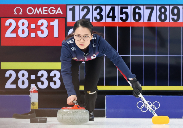 11일 오후 중국 베이징 국립 아쿠아틱 센터에서 열린 2022 베이징 동계올림픽 컬링 여자 단체전 한국과 영국의 경기에서 3앤드 한국 스킵 김은정이 스톤을 투구하고 있다. 연합뉴스