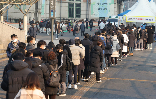 11일 오전 서울역 임시선별검사소에서 시민들이 검사를 받기 위해 줄을 서 있다. 중앙방역대책본부는 이날 0시 기준으로 확진자가 5만3천926명 늘었다고 밝혔다. 연합뉴스