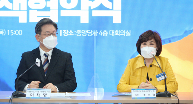더불어민주당 이재명 대선 후보가 10일 오후 서울 여의도 중앙당사에서 열린 직능본부 공중위생단체협의회 정책협약식에서 조수경 한국피부미용사중앙회장의 발언을 경청하고 있다. 연합뉴스