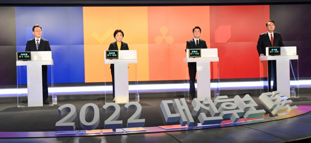 더불어민주당 이재명, 정의당 심상정, 국민의당 안철수, 국민의힘 윤석열 대선후보(왼쪽부터)가 11일 오후 서울 중구 매경미디어센터에서 열린 한국기자협회 주최 방송 6개사 공동 주관 2022 대선후보 초청 토론회 시작에 앞서 리허설하고 있다. 연합뉴스