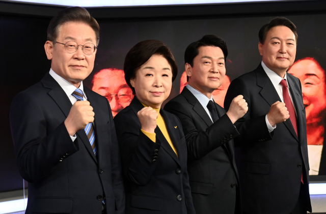 더불어민주당 이재명, 정의당 심상정, 국민의당 안철수, 국민의힘 윤석열 대선후보(왼쪽부터)가 11일 오후 서울 중구 매경미디어센터에서 열린 한국기자협회 주최 방송 6개사 공동 주관 2022 대선후보 초청 토론회 시작에 앞서 기념촬영을 하고 있다. 연합뉴스