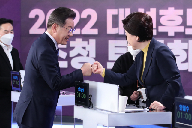 더불어민주당 이재명 대선 후보와 정의당 심상정 대선 후보가 11일 오후 서울 중구 매경미디어센터에서 열린 한국기자협회 주최 방송 6개사 공동 주관 2022 대선후보 초청 토론회 시작에 앞서 인사를 나누고 있다. 연합뉴스