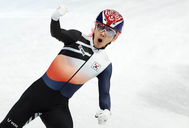 11일 베이징 캐피털 실내 경기장에서 열린 2022 베이징 동계올림픽 쇼트트랙 남자 5000미터 계주 준결승에서 곽윤기가 결승선 통과 후 기뻐하고 있다. 연합뉴스