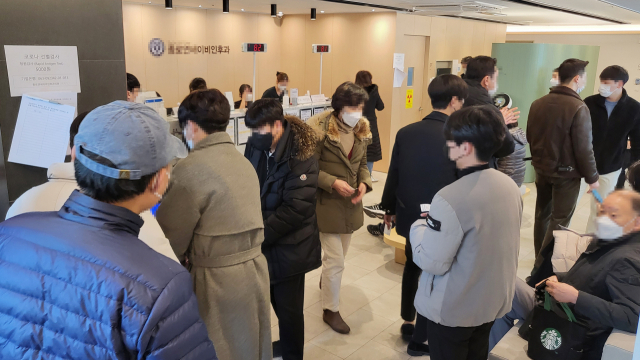 11일 서울 시내 한 병원에 코로나19 검사를 받으려는 시민 등이 몰려 북적이고 있다. 연합뉴스