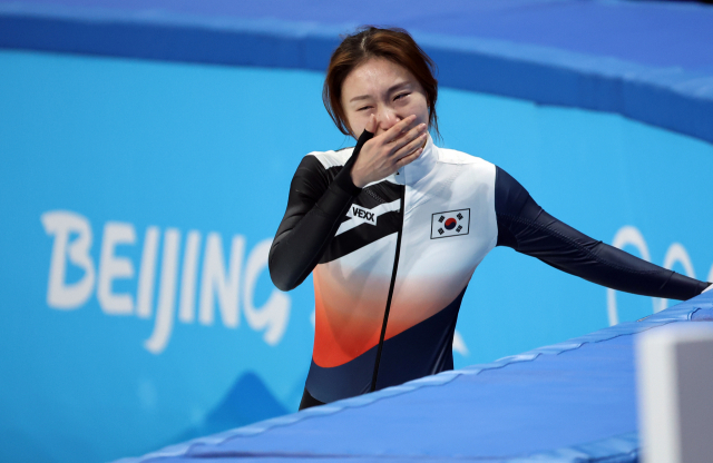 11일 베이징 캐피털 실내 경기장에서 열린 2022 베이징 동계올림픽 쇼트트랙 여자 1000미터 결승에 출전한 최민정이 은메달을 차지한 뒤 눈물을 흘리고 있다. 연합뉴스