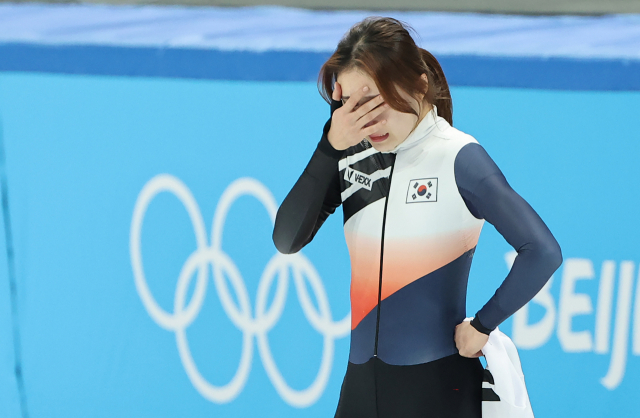 11일 베이징 캐피털 실내 경기장에서 열린 2022 베이징 동계올림픽 쇼트트랙 여자 1000미터 결승에 출전한 최민정이 은메달을 차지한 뒤 눈물을 흘리고 있다. 연합뉴스