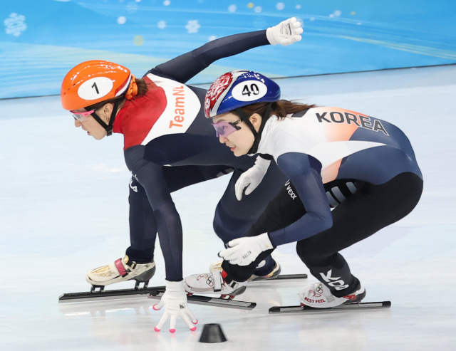 11일 베이징 캐피털 실내 경기장에서 열린 2022 베이징 동계올림픽 쇼트트랙 1000미터 결승에서 최민정이 네덜란드 스휠팅을 추월하려 하고 있다 . 연합뉴스