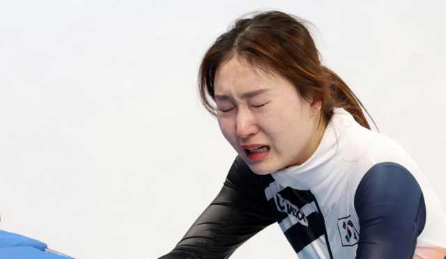 11일 베이징 캐피털 실내 경기장에서 열린 2022 베이징 동계올림픽 쇼트트랙 여자 1000미터 결승전에 출전한 최민정이 네덜란드의 쉬자너 스휠팅과 순위를 다투며 결승선을 통과한 뒤 코칭스태프와 기쁨을 나눈 뒤 눈물을 흘리고 있다. 연합뉴스