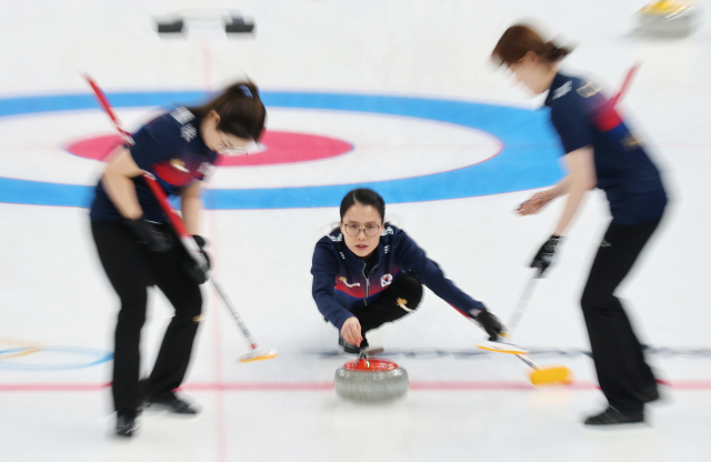 한국 스킵 김은정이 11일 오후 중국 베이징 국립 아쿠아틱 센터에서 열린 2022 베이징 동계올림픽 컬링 여자 단체전 한국과 영국의 경기에서 스톤을 투구하고 있다. 연합뉴스