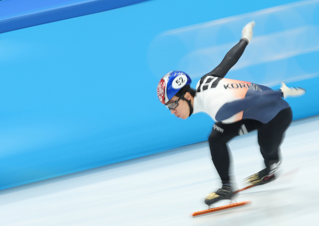 11일 베이징 캐피털 실내 경기장에서 열린 2022 베이징 동계올림픽 쇼트트랙 남자 500ｍ 예선전에 출전한 황대헌이 질주하고 있다. 연합뉴스