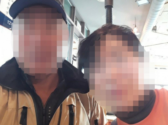 남동생(왼쪽)이 어선 침몰로 실종되기 전 누나와 함께 찍은 사진. 연합뉴스