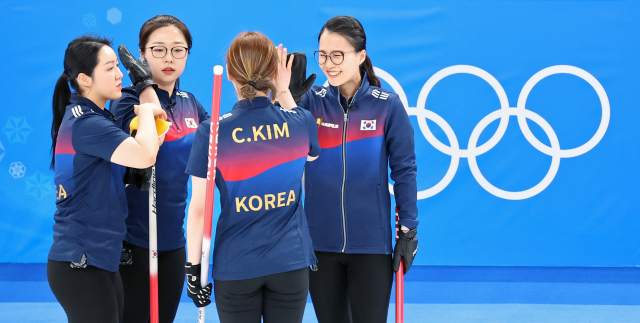 11일 오후 중국 베이징 국립 아쿠아틱 센터에서 열린 2022 베이징 동계올림픽 컬링 여자 단체전 한국과 영국의 경기에서 한국 팀킴이 하이파이브 하고 있다. 연합뉴스