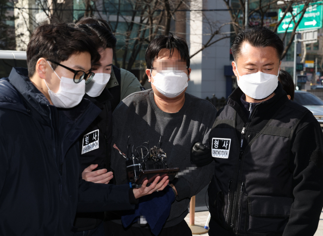 부모와 형을 살해한 뒤 스스로 신고한 30대 김모씨가 12일 오후 서울 양천구 남부지방법원에서 열린 영장실질심사에 출석하기 위해 법정으로 향하고 있다. 피의자 김씨는 범행 사나흘 전 집 앞 마트에서 흉기를 구입한 것으로 알려졌다. 연합뉴스