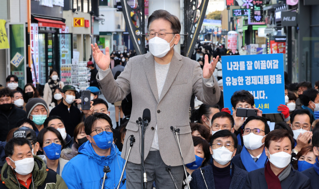 더불어민주당 이재명 대선후보가 12일 충북 청주시 상당구 성안길에서 즉석연설을 통해 지지를 호소하고 있다. 연합뉴스