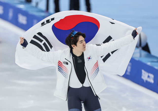 한국의 차민규가 12일 오후 중국 베이징 국립 스피드스케이팅 경기장(오벌)에서 열린 2022 베이징 동계올림픽 스피드스케이팅 남자 500m 경기 2위로 은메달을 획득한 뒤 태극기를 들고 경기장을 돌고 있다. 연합뉴스