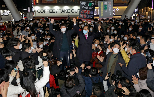 국민의힘 이준석 (왼쪽) 대표와 홍준표 선대위 상임고문이 12일 오후 대구 동성로를 찾아 거리유세를 하고 있다. 대구를 대표하는 상업지역인 동성로 일대가 융복합생활공간으로 거듭나고 있어 주목을 받고 있다. 김영진 기자 kyjmaeil@imaeil.com