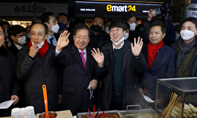국민의힘 이준석 대표와 홍준표 선대위 상임고문이 12일 오후 대구 동성로를 찾아 거리유세를 하기 전 간식을 먹고 있다. 하고 있다. 김영진 기자 kyjmaeil@imaeil.com