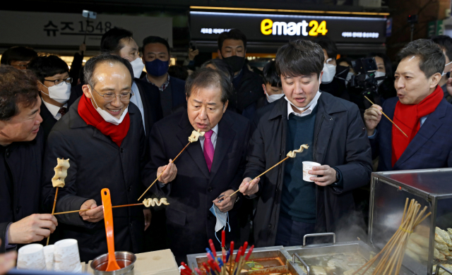 국민의힘 이준석 대표와 홍준표 선대위 상임고문이 12일 오후 대구 동성로를 찾아 거리유세를 하기 전 간식을 먹고 있다. 하고 있다. 김영진 기자 kyjmaeil@imaeil.com