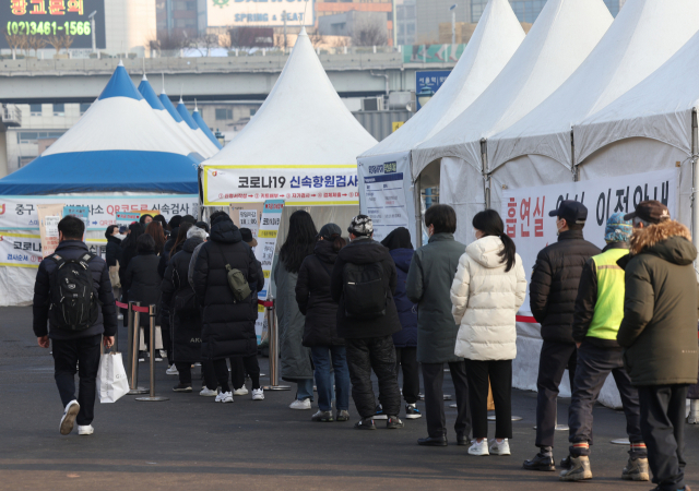 12일 오전 서울 중구 서울역광장에 마련된 코로나19 임시 선별검사소에서 시민들이 검사를 받기 위해 줄을 서고 있다. 중앙방역대책본부는 이날 0시 기준 코로나19 확진자가 5만4천941명이라고 밝혔다. 연합뉴스