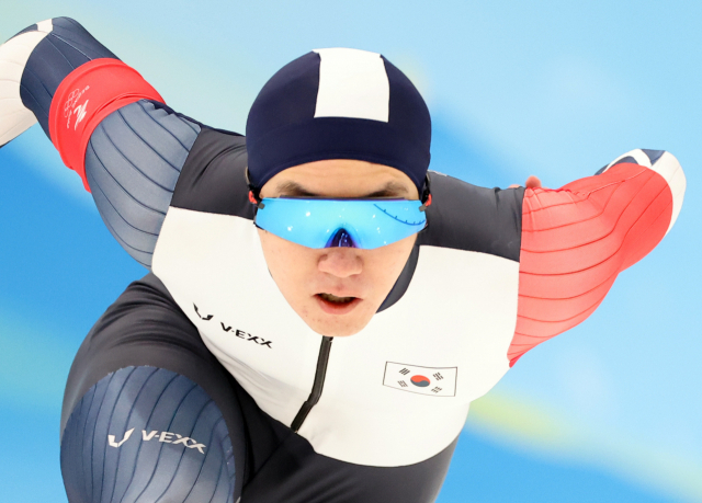한국의 차민규가 12일 오후 중국 베이징 국립 스피드스케이팅 경기장(오벌)에서 열린 2022 베이징 동계올림픽 스피드스케이팅 남자 500m 경기에서 역주하고 있다. 연합뉴스