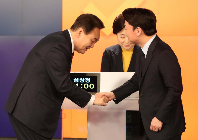 국민의힘 윤석열 대선후보(왼쪽)와 국민의당 안철수 대선후보가 11일 오후 서울 중구 매경미디어센터에서 열린 한국기자협회 주최 방송 6개사 공동 주관 2022 대선후보 초청 토론회 시작에 앞서 인사하고 있다. 연합뉴스