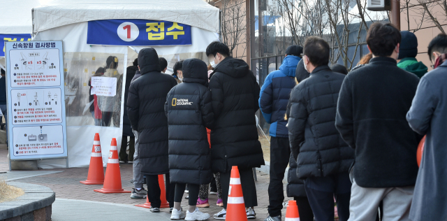 코로나19 신규 확진자가 5만6431명으로 역대 최다를 기록한 13일 오전 대구 달성군보건소 선별진료소에서 시민들이 신속항원검사를 받기 위해 줄 서 있다. 김영진 기자 kyjmaeil@imaeil.com