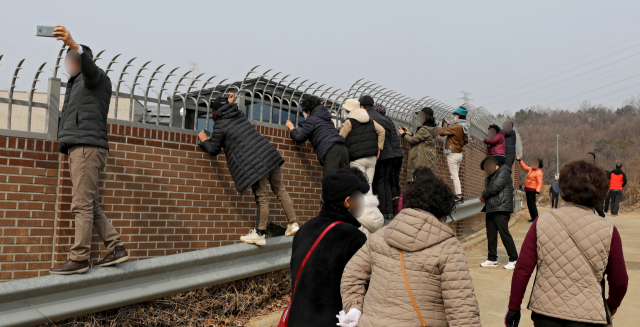13일 오후 박근혜 전 대통령이 퇴원 후 머물 것으로 알려진 대구 달성군 사저에 지지자들이 발길이 이어지고 있다. 김영진 기자 kyjmaeil@imaeil.com