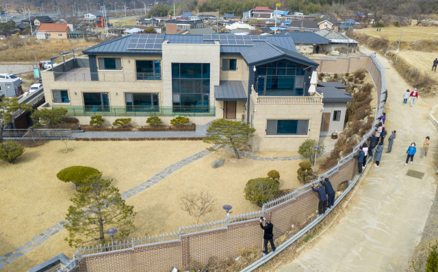 13일 오후 박근혜 전 대통령이 퇴원 후 머물 것으로 알려진 대구 달성군 사저에 지지자들이 발길이 이어지고 있다. 김영진 기자 kyjmaeil@imaeil.com