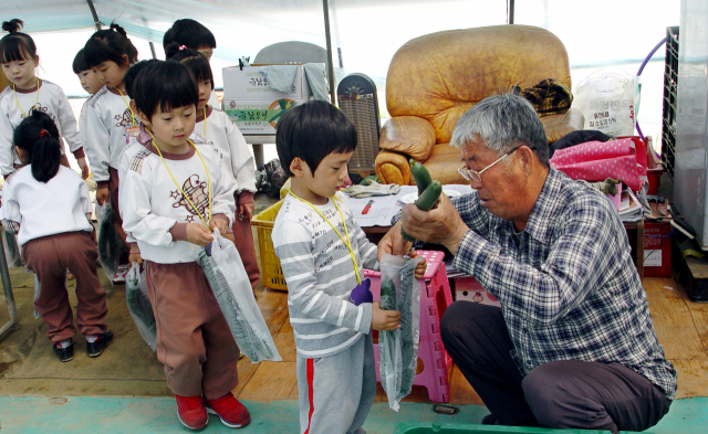 마을사람들과 즐거운 한 때를 보내고 있는 고 김갑도
