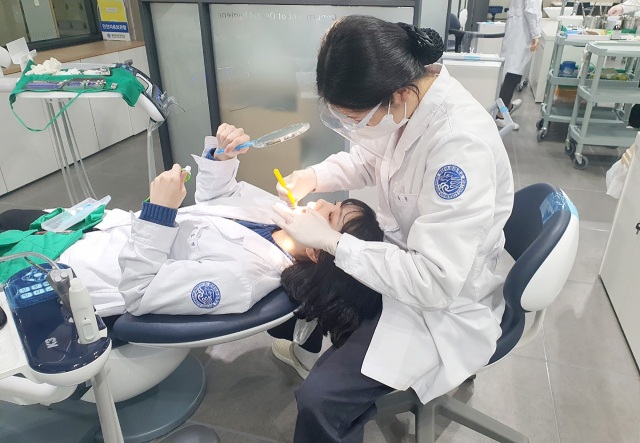영남이공대 치위생과 학생들이 실습 교육을 진행하는 모습. 영남이공대 제공