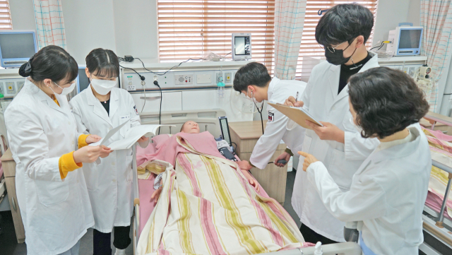 경북전문대 간호학과 학생들이 실습을 하고 있다. 경북전문대 제공