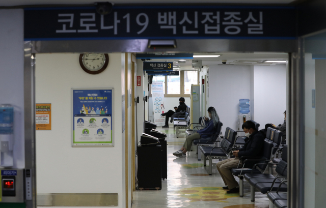 지난 11일 오후 대구 중구 계명대 대구동산병원 예방접종센터에서 백신 접종을 마친 시민들이 관찰구역에서 대기하고 있다. 김영진 기자 kyjmaeil@imaeil.com