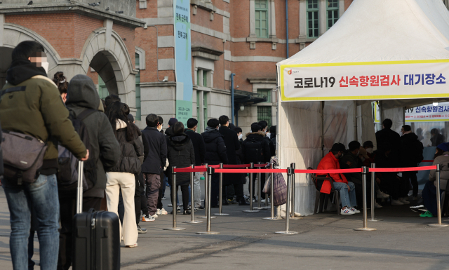 13일 오전 서울역 임시선별검사소에서 시민들이 검사를 받기 위해 줄을 서 있다. 중앙방역대책본부는 이날 0시 기준으로 코로나19 확진자가 5만4천941명 늘어 누적 129만4천205명이라고 밝혔다. 연합뉴스