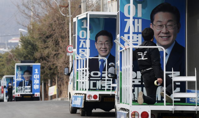 제20대 대통령선거 공식선거운동 개시일을 이틀 앞둔 13일 오후 경기도 파주시에 위치한 차량광고업체에서 관계자들이 더불어민주당 이재명 대선 후보의 선거운동 유세차량을 제작·점검하고 있다. 연합뉴스