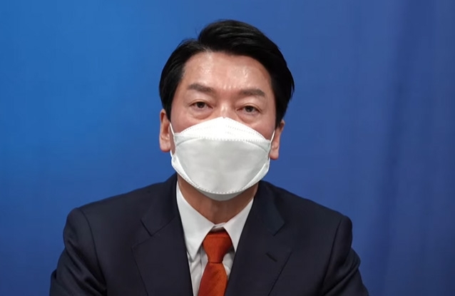 국민의당 안철수 대선 후보가 13일 유튜브로 생중계된 특별 기자회견에서 국민의힘 윤석열 대선 후보에게 야권 후보 단일화를 공식 제안하고 있다. 연합뉴스