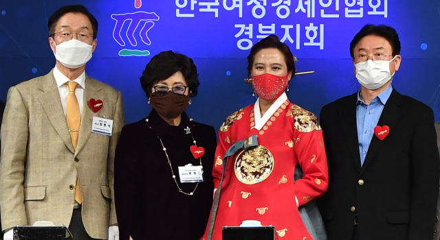 한국여성경제인협회 경북지회는 지난 10일 저녁 경주힐튼호텔에서 류병선(왼쪽서 두번째) 제2대 회장 이임식과 김명량(왼쪽서 세번째) 제3대 회장 취임식을 개최했다