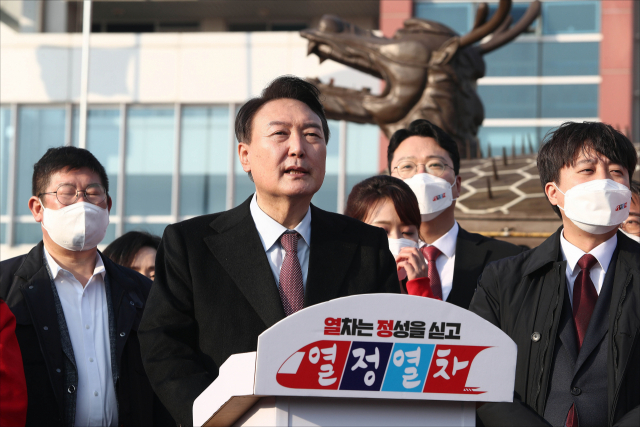 국민의힘 윤석열 대선 후보가 12일 오후 전남 여수엑스포역 앞에서 연설하고 있다. 연합뉴스